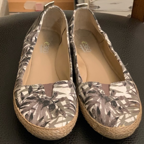 Patterned Flat - Picture 1 of 4